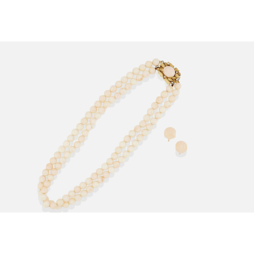 A VINTAGE GOLD, ANGEL SKIN CORAL AND DIAMOND NECKLACE AND A PAIR OF EARCLIPS